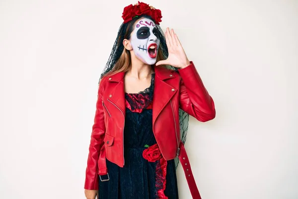 Kvinnan Bär Den Döda Kostymen Över Vitt Skrikande Och Skrikande — Stockfoto