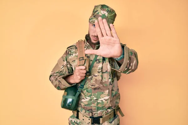 Mladý Běloch Maskovací Armádní Uniformě Kantýně Otevřenou Rukou Dělá Stopku — Stock fotografie