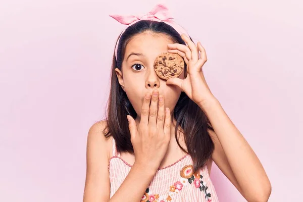 손으로 쿠키를 아름다운 소녀가 실수에 충격을 두려워 있습니다 놀라운 — 스톡 사진