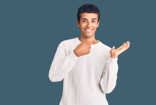 Joven Hombre Amerciano Africano Vistiendo Ropa Casual Sorprendido Sonriendo Cámara —  Fotos de Stock