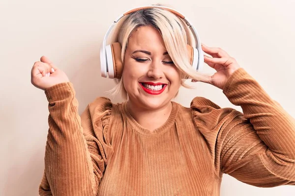Hermosa Mujer Rubia Tamaño Grande Escuchando Música Usando Auriculares Sobre — Foto de Stock