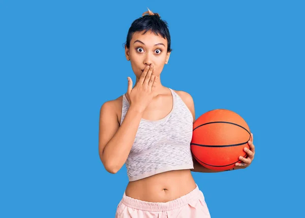 若い女性が手で口をカバーバスケットボールボールを保持し ショックを受け ミスを恐れている 驚きの表情 — ストック写真