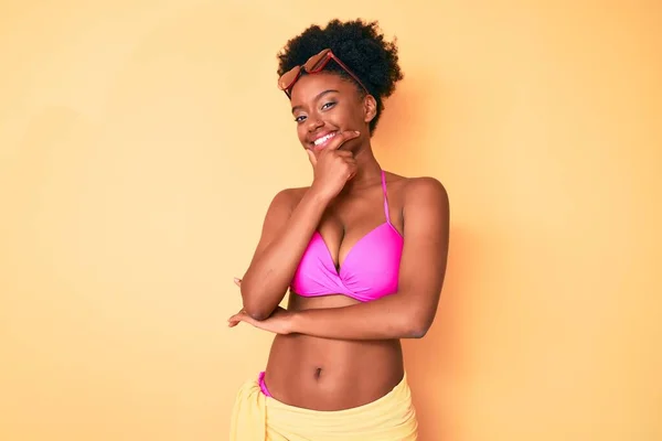 Joven Mujer Afroamericana Con Bikini Mirando Con Confianza Cámara Sonriendo —  Fotos de Stock