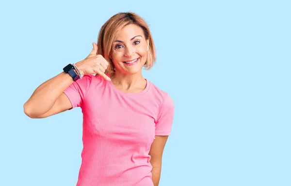 Mujer Rubia Joven Usando Ropa Deportiva Sonriendo Haciendo Gesto Teléfono —  Fotos de Stock