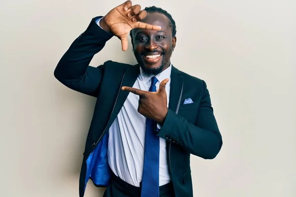 Hombre Negro Joven Guapo Con Traje Negocios Corbata Sonriente Haciendo —  Fotos de Stock