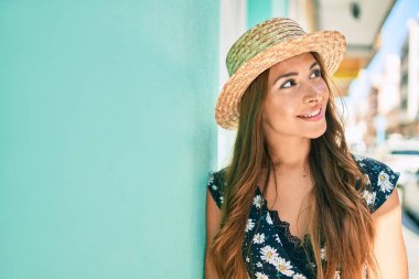 Genç İspanyol kadın tatilde gülümsüyor..