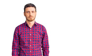 Ayılı yakışıklı genç adam depresif ve endişeli, sinirli ve korkmuş görünüyor. hüzünlü ifade. 