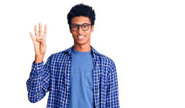 Genç Afro-Amerikan adam günlük kıyafetler ve gözlük takıyor ve parmaklarını dört numara ile gösteriyor ve gülümsüyor kendinden emin ve mutlu. 