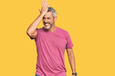 Orta yaşlı, gri saçlı, günlük kıyafetler giyen bir adam. Hatayla el ele tutuşup şaşırdı. Hatayı hatırla. Unuttum, kötü hafıza kavramı. 