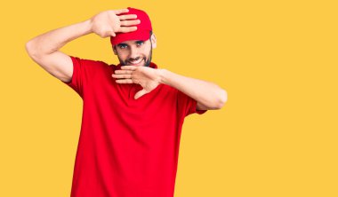 Sakallı, teslimat üniformalı, neşeli gülümseyen, elleri havada, dikizcilik oynayan yakışıklı bir genç. Şaşırdım ve çıktım. 