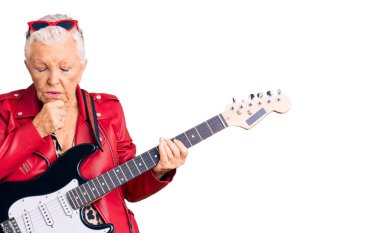 Son sınıf güzeli, mavi gözlü, gri saçlı modern görünümlü, elektro gitar çalan, kendini kötü hisseden ve soğuk algınlığı veya bronşitin belirtisi olarak öksüren bir kadın. sağlık hizmeti kavramı. 