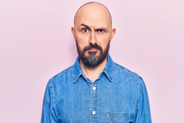 Gündelik kıyafetler giyen, kuşkucu ve gergin genç yakışıklı bir adam sorun yüzünden üzgün. negatif kişi. 