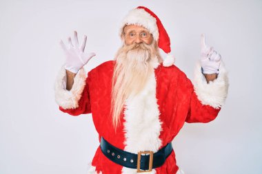 Gri saçlı, uzun sakallı, Noel Baba kostümü giyen, pantolon askısı takan, altı numaralı parmaklarıyla işaret eden, kendinden emin ve mutlu gülümseyen yaşlı bir ihtiyar.. 