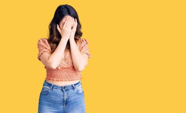 Güzel, genç, esmer bir kadın. Günlük kıyafetler giyiyor. Üzgün bir ifade takınıyor. depresyon kavramı. 