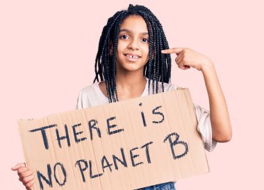 Sevimli Afro-Amerikan kızı elinde tutuyor. B gezegeni pankartı yok. Gülümseyen, mutlu ve gururlu birini işaret ediyor. 