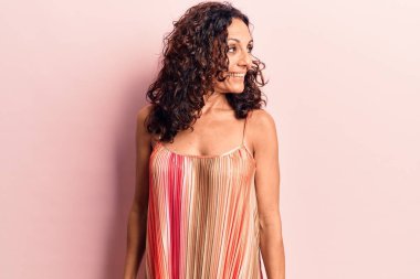 Orta yaşlı, rahat tişört giyen güzel bir kadın. Taraf arıyor, rahat poz veriyor, doğal bir yüzü ve kendine güvenen bir gülümsemesi var.. 