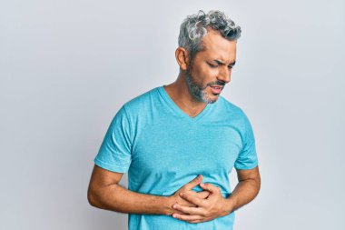 Orta yaşlı, gri saçlı, elleri karnında günlük kıyafetler giyen bir adam. Çünkü hazımsızlık, acı verici bir hastalık ve kendini iyi hissetmiyor. Ağrı kavramı. 