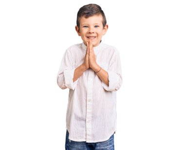 Zarif bir tişört giyen sevimli sarışın. Elleri birarada dua eden. Affedilmek isteyen.. 