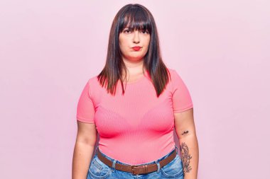 Gündelik kıyafetler giyen, kuşkucu ve gergin genç ve iri yarı bir kadın sorun yüzünden üzgün. negatif kişi. 