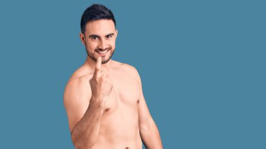 Mayo giyen genç yakışıklı adam seni çağırıyor. El kol hareketi yap. Mutlu bir şekilde karşıla ve gülümse. 