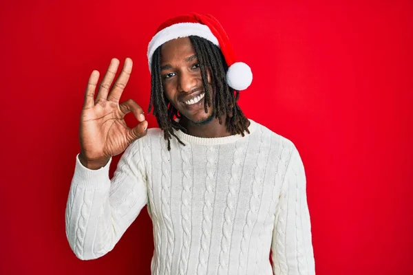 Homem Afro Americano Com Tranças Usando Chapéu Natal Sorrindo Positivo — Fotografia de Stock