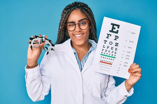 Junge Afrikanisch Amerikanische Optikerin Mit Zöpfen Die Eine Optometrie Brille — Stockfoto