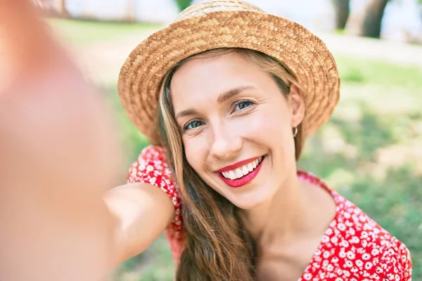 Jong Blond Vrouw Vakantie Glimlachen Gelukkig Maken Selfie Door Camera — Stockfoto