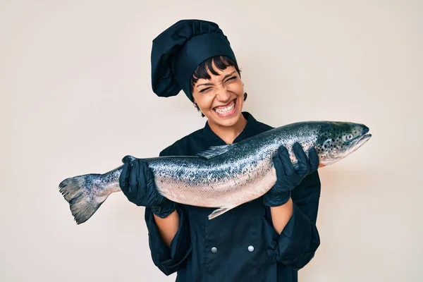 Mulher Bonita Morena Chef Profissional Segurando Peixe Salmão Fresco Sorrindo — Fotografia de Stock