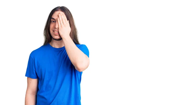 Junger Erwachsener Mann Mit Langen Haaren Trägt Badebekleidung Die Ein — Stockfoto