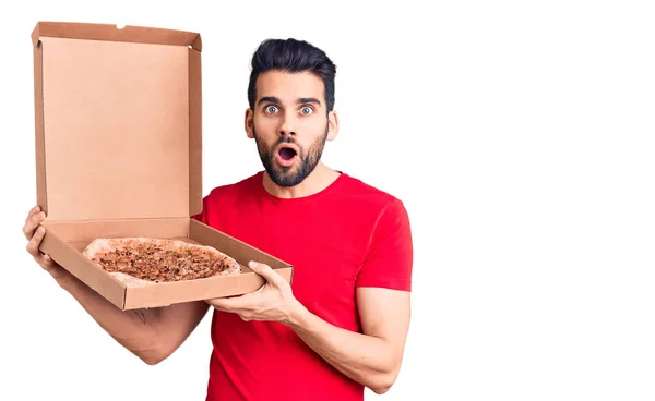 Jovem Homem Bonito Com Barba Segurando Cartão Entrega Com Pizza — Fotografia de Stock