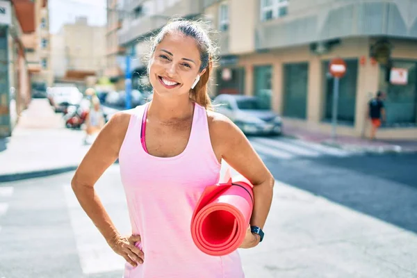 Middelbare Leeftijd Sportvrouw Glimlachend Gelukkig Houden Yoga Mat Stad — Stockfoto