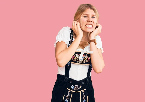 Junge Schöne Blonde Frau Oktoberfestkleid Die Die Ohren Mit Den — Stockfoto