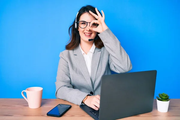 Joven Hermosa Morena Mujer Trabajando Oficina Con Auriculares Del Operador — Foto de Stock