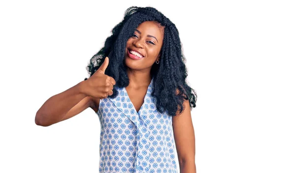 Красивая Африканская Американка Обычной Летней Рубашке Делает Счастливый Жест Вверх — стоковое фото