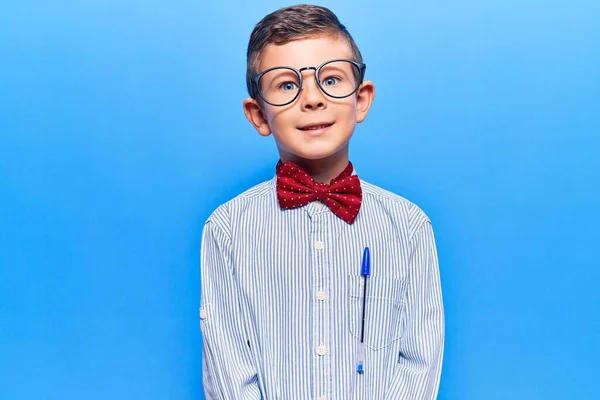 Ragazzo Biondo Carino Con Papillon Nerd Occhiali Con Sorriso Felice — Foto Stock