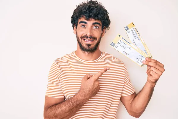 Guapo Joven Con Pelo Rizado Oso Sosteniendo Tarjeta Embarque Sonriendo —  Fotos de Stock