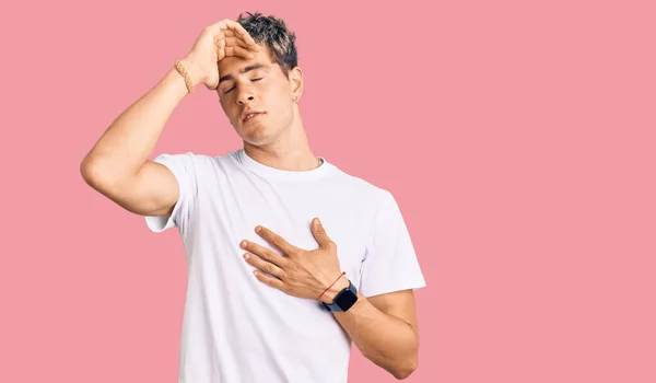 Jonge Knappe Man Draagt Casual Witte Tshirt Aanraken Voorhoofd Voor — Stockfoto