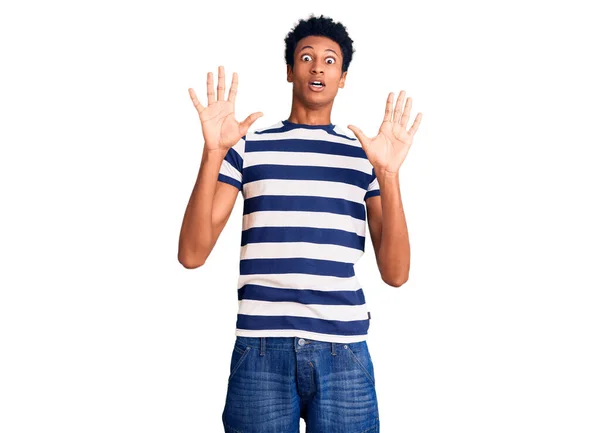 若いアフリカ系アメリカ人の男性は カジュアルな服を着て 手で恐怖表現のジェスチャーを停止し ショックで叫んで恐れている パニックの概念 — ストック写真