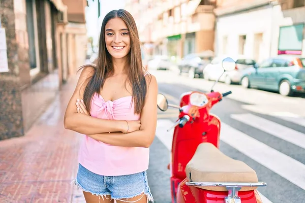 Junge Hispanische Frau Lächelt Glücklich Auf Motorroller Der Stadt — Stockfoto