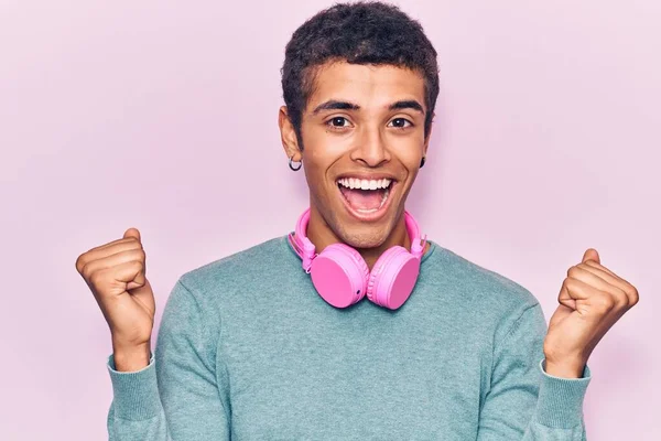 Giovane Uomo Africano Amercian Ascoltare Musica Utilizzando Cuffie Urlando Orgoglioso — Foto Stock