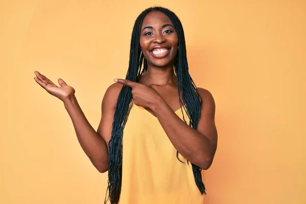 Femme Afro Américaine Avec Des Tresses Portant Des Vêtements Décontractés — Photo