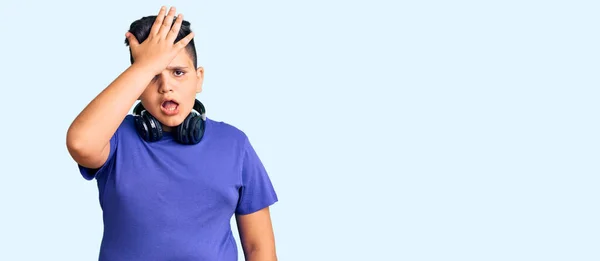 Niño Escuchando Música Usando Auriculares Sorprendidos Con Mano Cabeza Por —  Fotos de Stock