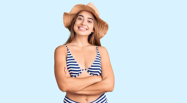 Jonge Mooie Blonde Vrouw Met Bikini Hoed Vrolijk Gezicht Glimlachend — Stockfoto