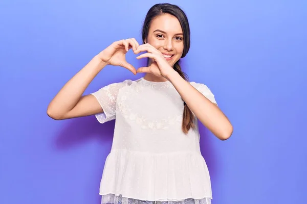 Jong Mooi Meisje Dragen Casual Shirt Glimlachen Liefde Doen Hart — Stockfoto