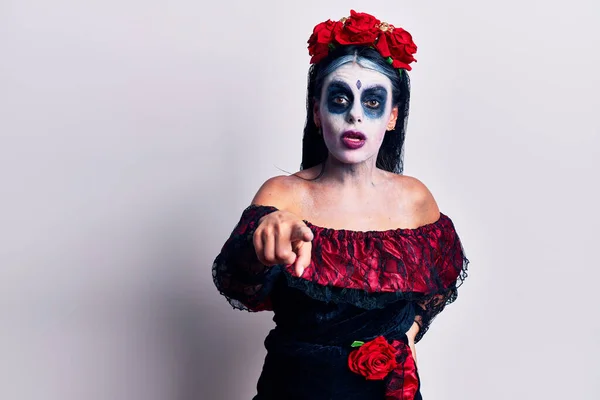 Jovem Mulher Vestindo Dia Mexicano Maquiagem Morta Apontando Descontente Frustrado — Fotografia de Stock
