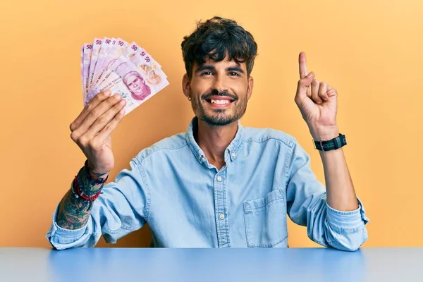 Junger Hispanischer Mann Mit Mexikanischen Pesos Auf Dem Tisch Der — Stockfoto