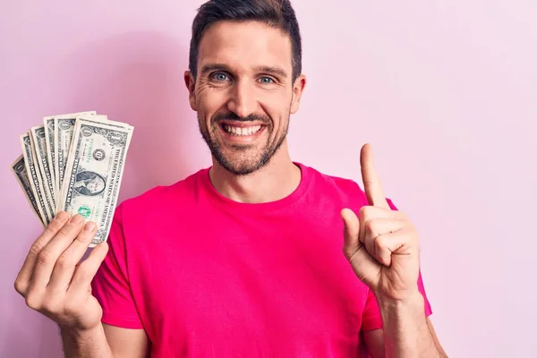 Homem Bonito Jovem Segurando Monte Notas Dólares Sobre Fundo Rosa — Fotografia de Stock