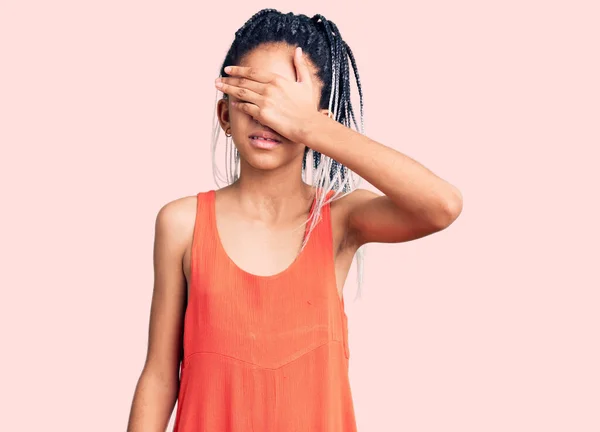Симпатичная Африканская Американка Одетая Повседневную Одежду Закрывает Глаза Рукой Выглядит — стоковое фото