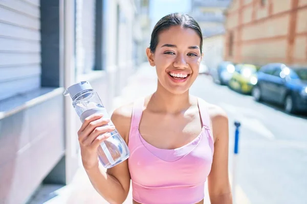 Joven Hermosa Mujer Deportiva Hispana Con Traje Fitness Sonriendo Feliz —  Fotos de Stock