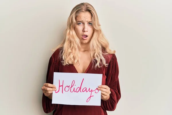 Jeune Fille Blonde Tenant Message Bannière Vacances Peur Choqué Avec — Photo